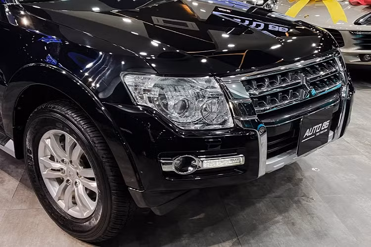 Bên dưới nắp ca-pô là khối động cơ xăng V6 dung tích 3.8L hút khí tự nhiên, cho công suất tối đa 247 mã lực tại 6.000 vòng/phút và mô-men xoắn cực đại 329Nm tại 2.750 vòng/phút. Kết hợp cùng hộp số tự động 5 cấp INVECS II Sport-mode. Sức mạnh được truyền xuống 4 bánh qua hệ dẫn động 4WD Super Select II.