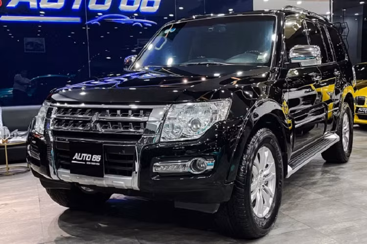 Theo tìm hiểu, chiếc Mitsubishi Pajero đời 2016, phiên bản V6 3.8 MIVEC này có giá khoảng 1,4 tỷ đồng, ngang tầm giá của một chiếc Toyota Fortuner 2.8 AT 4x4 (1,388 tỷ đồng). Tại thời điểm mua mới, chiếc Pajero V6 3.8 MIVEC này có giá bán niêm yết – chưa lăn bánh 2,079 tỷ đồng, nhập khẩu từ Nhật Bản.