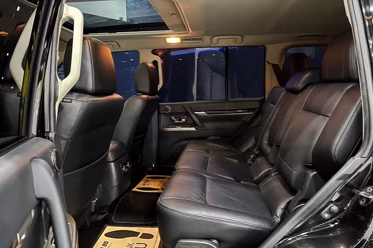 Mặc dù chiếc Mitsubishi Pajero đời 2016 ngang tầm giá “đập hộp” với các mẫu SUV 7 chỗ phổ thông trên thị trường như Ford Everest hay Toyota Fortuner. Tuy nhiên, độ rộng rãi và chất lượng của Pajero này “bỏ xa” các mẫu SUV cỡ trung mới trong tầm giá.