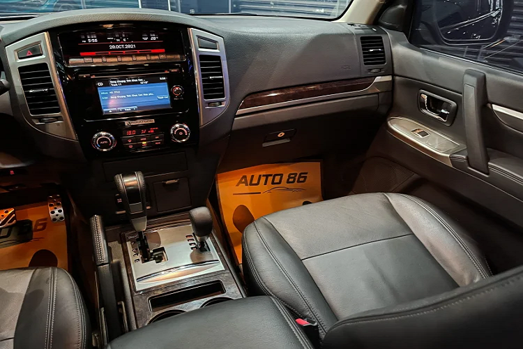 Với giá bán hơn 1,4 tỷ đồng, chiếc Mitsubishi Pajero này là mẫu xe không dành cho số đông. Mặc dù giá bán chưa đến 1,5 tỷ đồng vừa túi tiền của nhiều người, nhưng số đông sẽ bỏ qua mẫu xe này vì động cơ xăng V6 “ăn uống” khá nhiều nhiên liệu, không thực dụng.