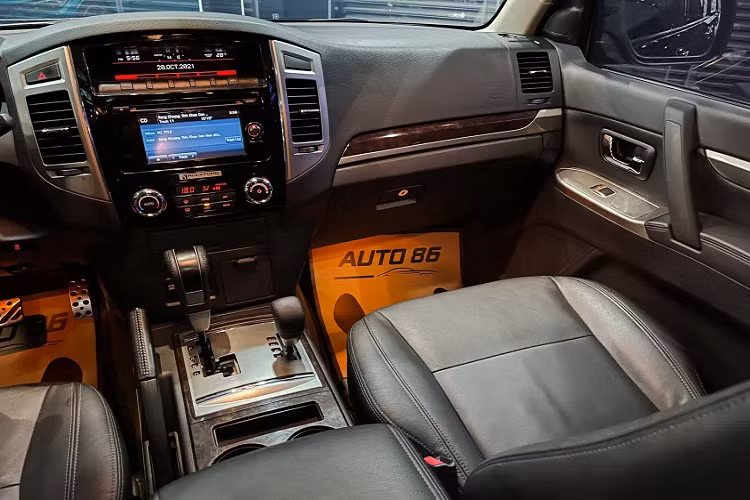 Với giá bán hơn 1,4 tỷ đồng, chiếc Mitsubishi Pajero này là mẫu xe không dành cho số đông. Mặc dù giá bán chưa đến 1,5 tỷ đồng vừa túi tiền của nhiều người, nhưng số đông sẽ bỏ qua mẫu xe này vì động cơ xăng V6 “ăn uống” khá nhiều nhiên liệu, không thực dụng.