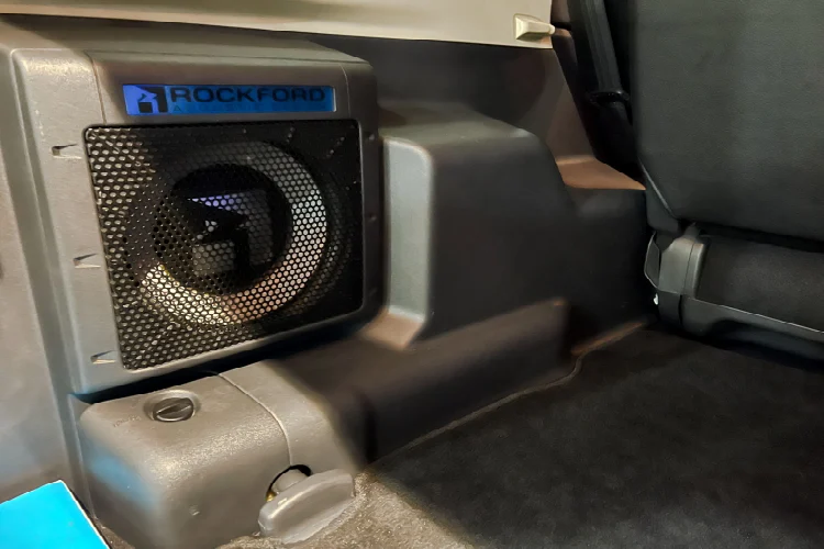 Chính vì thế, mẫu xe này chỉ thích hợp với các khách hàng ưa thích và am hiểu về dòng Mitsubishi Pajero, lựa chọn mua về để chơi, cất giữ trong garage, giữ lại những hoài niệm đẹp về dòng Mitsubishi Pajero khi dòng xe này đã bị khai tử.