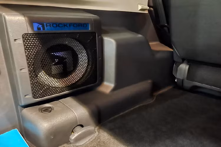 Chính vì thế, mẫu xe này chỉ thích hợp với các khách hàng ưa thích và am hiểu về dòng Mitsubishi Pajero, lựa chọn mua về để chơi, cất giữ trong garage, giữ lại những hoài niệm đẹp về dòng Mitsubishi Pajero khi dòng xe này đã bị khai tử.