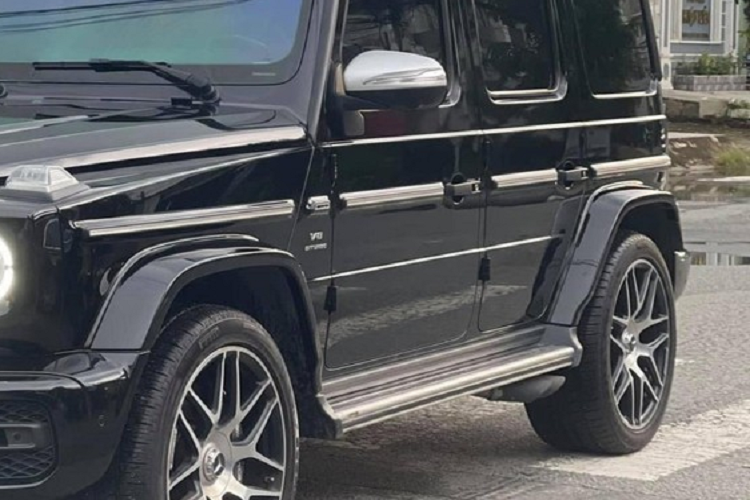 Dễ dàng nhận thấy đại gia lan đột biến ở Củ Chi là người hiếm hoi ở dải đất hình chữ S hiện đang sở hữu cùng lúc 2 chiếc xe V8 đỉnh nhất thế giới là McLaren 765LT và Ferrari SF90 Stradale. Chiếc xe Mercedes-AMG G63 mới bị bán đi sau một thời gian đỗ cùng Lamborghini Aventador SVJ hay Ford Ranger Raptor