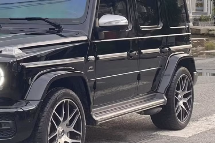 Dễ dàng nhận thấy đại gia lan đột biến ở Củ Chi là người hiếm hoi ở dải đất hình chữ S hiện đang sở hữu cùng lúc 2 chiếc xe V8 đỉnh nhất thế giới là McLaren 765LT và Ferrari SF90 Stradale. Chiếc xe Mercedes-AMG G63 mới bị bán đi sau một thời gian đỗ cùng Lamborghini Aventador SVJ hay Ford Ranger Raptor