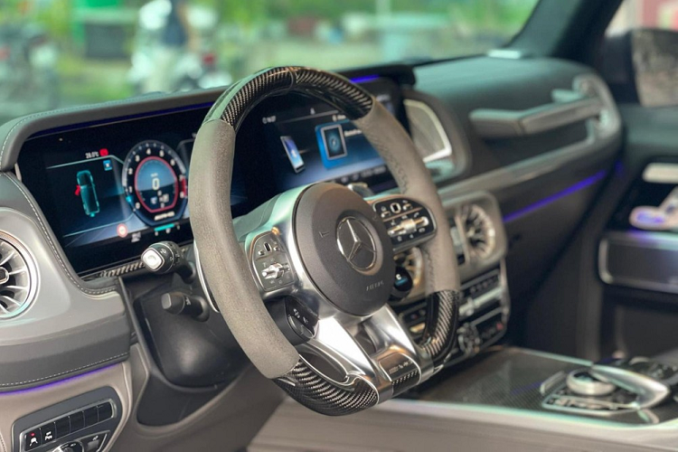 Ngoài ra còn phải kể đến siêu xe giới hạn Lamborghini Aventador SVJ chỉ có 900 xe trên thế giới và có 3 chiếc tại Việt Nam, ấn tượng hơn, màu sơn trên xe Lamborghini Aventador SVJ của chủ vườn lan đột biến này là hàng cực hiếm tại Đông Nam Á. Chiếc xe Mercedes-AMG G63 mới được chủ vườn lan đột biến ở Củ Chi bán lại có ngoại thất sơn màu đen và đi kèm với đó là bộ mâm đa chấu kép được sơn bạc, đánh bóng đẹp mắt. Giá bán cho bộ mâm này không dưới 90 triệu đồng tại nước ngoài.