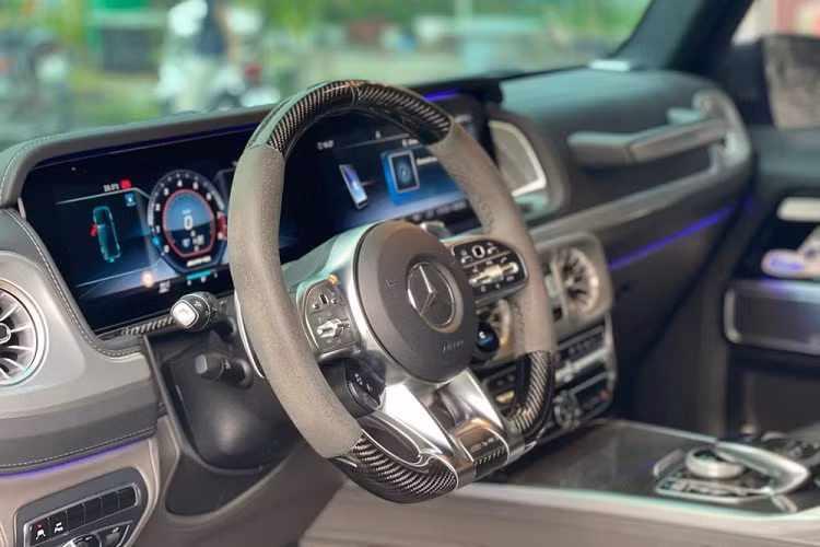 Ngoài ra còn phải kể đến siêu xe giới hạn Lamborghini Aventador SVJ chỉ có 900 xe trên thế giới và có 3 chiếc tại Việt Nam, ấn tượng hơn, màu sơn trên xe Lamborghini Aventador SVJ của chủ vườn lan đột biến này là hàng cực hiếm tại Đông Nam Á. Chiếc xe Mercedes-AMG G63 mới được chủ vườn lan đột biến ở Củ Chi bán lại có ngoại thất sơn màu đen và đi kèm với đó là bộ mâm đa chấu kép được sơn bạc, đánh bóng đẹp mắt. Giá bán cho bộ mâm này không dưới 90 triệu đồng tại nước ngoài.