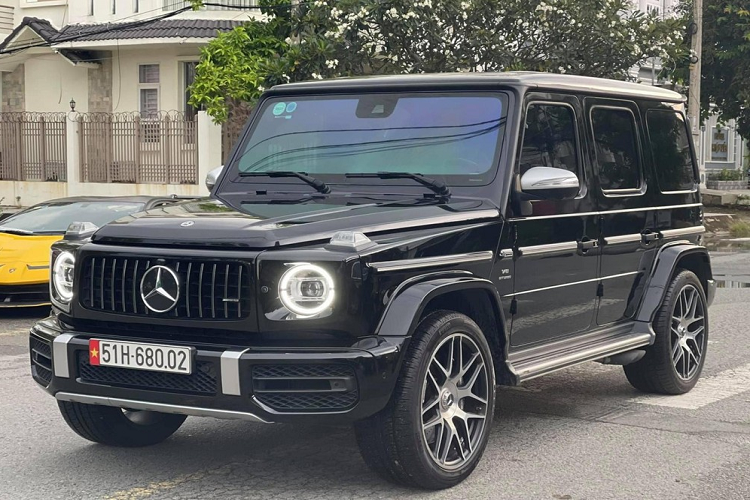 Mercedes-AMG G63 được trang bị khối động cơ xăng V8, tăng áp kép, dung tích 4.0 lít, sản sinh công suất tối đa 577 mã lực tại vòng tua máy 6.000 vòng/phút và mô-men xoắn cực đại 850 Nm tại dải tua máy 2.500 - 3.500 vòng/phút. Sức mạnh được truyền tới cả 4 bánh thông qua hộp số tự động AMG Speedshift Plus 9 cấp, nhờ đó đã cho phép xe Mercedes-AMG G63 có thể tăng tốc từ vị trí xuất phát lên 100 km/h trong 4,5 giây trước khi đạt vận tốc tối đa 220 km/h.