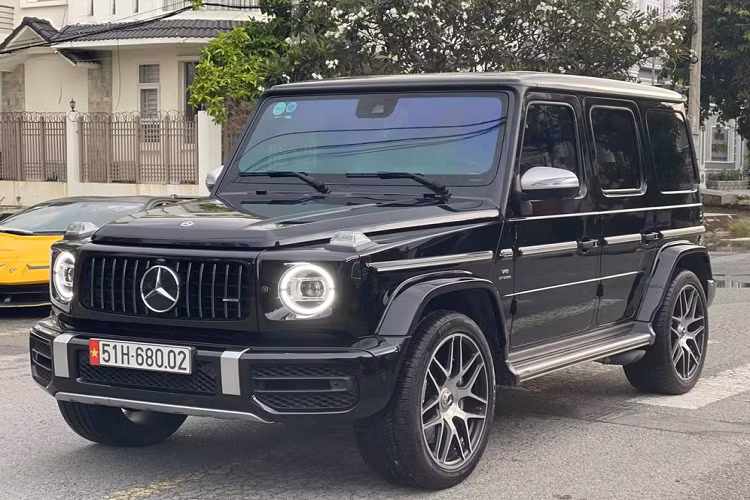 Mercedes-AMG G63 được trang bị khối động cơ xăng V8, tăng áp kép, dung tích 4.0 lít, sản sinh công suất tối đa 577 mã lực tại vòng tua máy 6.000 vòng/phút và mô-men xoắn cực đại 850 Nm tại dải tua máy 2.500 - 3.500 vòng/phút. Sức mạnh được truyền tới cả 4 bánh thông qua hộp số tự động AMG Speedshift Plus 9 cấp, nhờ đó đã cho phép xe Mercedes-AMG G63 có thể tăng tốc từ vị trí xuất phát lên 100 km/h trong 4,5 giây trước khi đạt vận tốc tối đa 220 km/h.