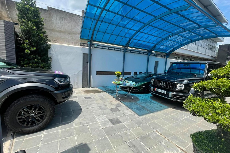 Sau khi bán đi mẫu xe SUV hạng sang Mercedes-AMG G63, chủ vườn lan đột biến ở Củ Chi còn lại các mẫu xe trong garage như Ford Ranger Raptor, Bentley Flying Spur First Edition, hay bộ siêu xe vạn người mê là McLaren 765LT, Lamborghini Aventdor SVJ và Ferrari SF90 Stradale.