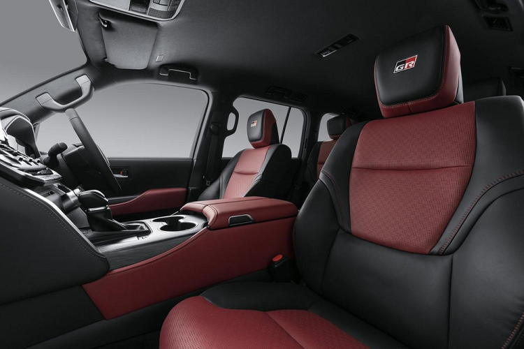 Tại thị trường Nam Phi, xe được trang bị; cửa cốp chỉnh điện; Đèn pha LED thích ứng; Khóa vi sai chống trượt Torsen trên cầu sau; Cần gạt nước tự động; Vô lăng bọc da và ốp gỗ; Cần số bọc da; Hệ thống thông tin giải trí với màn hình 12,3 inch mới; Hệ thống âm thanh JBL 14 loa; Hàng ghế thứ 3 gập chỉnh điện; Hàng ghế trước và thứ hai có tính năng thông gió, làm mát; Ghế phụ lái chỉnh điện; Ốp bậc cửa phát sáng; Sạc điện thoại thông minh không dây; Màn hình hiển thị thông tin kính lái HUD; Camera lùi; Camera để hiển thị các chướng ngại vật trước đầu xe Multi-Terrain Monitor; Hệ thống treo biến thiên thích ứng.