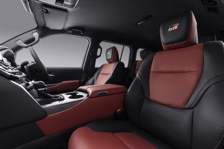 Tại thị trường Nam Phi, xe được trang bị; cửa cốp chỉnh điện; Đèn pha LED thích ứng; Khóa vi sai chống trượt Torsen trên cầu sau; Cần gạt nước tự động; Vô lăng bọc da và ốp gỗ; Cần số bọc da; Hệ thống thông tin giải trí với màn hình 12,3 inch mới; Hệ thống âm thanh JBL 14 loa; Hàng ghế thứ 3 gập chỉnh điện; Hàng ghế trước và thứ hai có tính năng thông gió, làm mát; Ghế phụ lái chỉnh điện; Ốp bậc cửa phát sáng; Sạc điện thoại thông minh không dây; Màn hình hiển thị thông tin kính lái HUD; Camera lùi; Camera để hiển thị các chướng ngại vật trước đầu xe Multi-Terrain Monitor; Hệ thống treo biến thiên thích ứng.