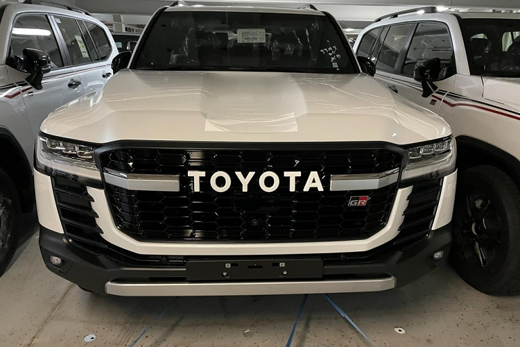 Cả hai động cơ đều đồng hành với hộp số tự động 10 cấp mới. Nhờ đó, Toyota Land Cruiser 300 GR-S 2022 có vận tốc tối đa giới hạn 210 km/h. Lượng nhiên liệu tiêu thụ trung bình của xe là 12,1 lít/100 km với bản máy xăng và 8,9 lít/100 km với bản máy dầu. Chưa hết, Toyota Land Cruiser 300 GR-S 2022 còn có 4 chế độ lái là Comfort, Sport, Sport S+ và Custom. Trong khi đó, hệ thống Multi-Terrain Select mang đến 4 chế độ là Auto (tự động), Sand (cát), Rock (đá) và Mud (bùn) cho xe.