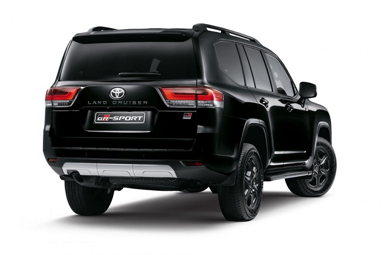 Khi mua Toyota Land Cruiser 300 GR-S 2022, khách hàng Nam Phi có thể chọn 1 trong 2 loại động cơ. Thứ nhất là động cơ xăng V6, tăng áp kép, dung tích 3.5L lấy từ Lexus LS 500. Động cơ này tạo ra công suất tối đa 415 mã lực và mô-men xoắn cực đại 650 Nm. Thứ hai là động cơ diesel V6, tăng áp, dung tích 3.3L hoàn toàn mới với công suất tối đa 308 mã lực và mô-men xoắn cực đại 700 Nm.