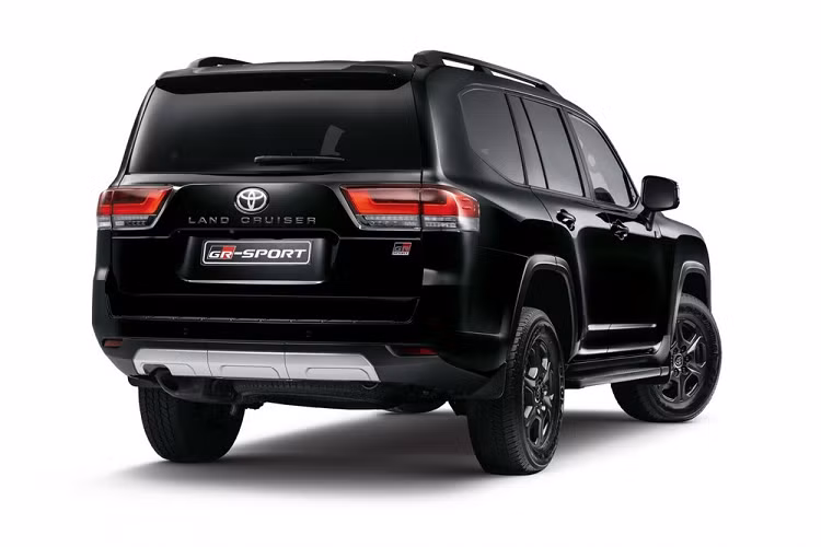 Khi mua Toyota Land Cruiser 300 GR-S 2022, khách hàng Nam Phi có thể chọn 1 trong 2 loại động cơ. Thứ nhất là động cơ xăng V6, tăng áp kép, dung tích 3.5L lấy từ Lexus LS 500. Động cơ này tạo ra công suất tối đa 415 mã lực và mô-men xoắn cực đại 650 Nm. Thứ hai là động cơ diesel V6, tăng áp, dung tích 3.3L hoàn toàn mới với công suất tối đa 308 mã lực và mô-men xoắn cực đại 700 Nm.