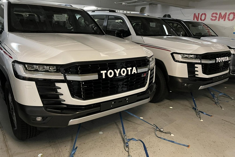 Là phiên bản có khả năng off-road tốt hơn nên Toyota Land Cruiser 300 GR-S 2022 sở hữu góc tiếp cận 32 độ trong khi con số tương ứng của bản tiêu chuẩn là 24 độ. Tuy nhiên, chiều cao gầm của xe ở bản nào cũng là 235 mm. Ở thị trường Nam Phi, giá xe Toyota Land Cruiser 300 GR-S 2022 dao động từ 1.811.900 - 1.842.900 Rand (khoảng 2,84 - 2,89 tỷ đồng). Ngoài ra, mẫu SUV cỡ lớn này còn có 2 bản trang bị khác là GX-R và ZS tại Nam Phi với giá từ 1.283.200 - 1.797.100 Rand (khoảng 2,01 - 2,82 tỷ đồng).