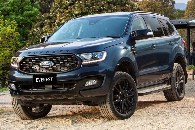 Về truyền động, Ford Everest Sport thế hệ mới sử dụng động cơ dầu 2.0L tăng áp, sản sinh công suất tối đa 180 mã lực và 420 Nm mô-men xoắn. Sức mạnh này được truyền tới hai bánh sau thông qua hộp số tự động 10 cấp.