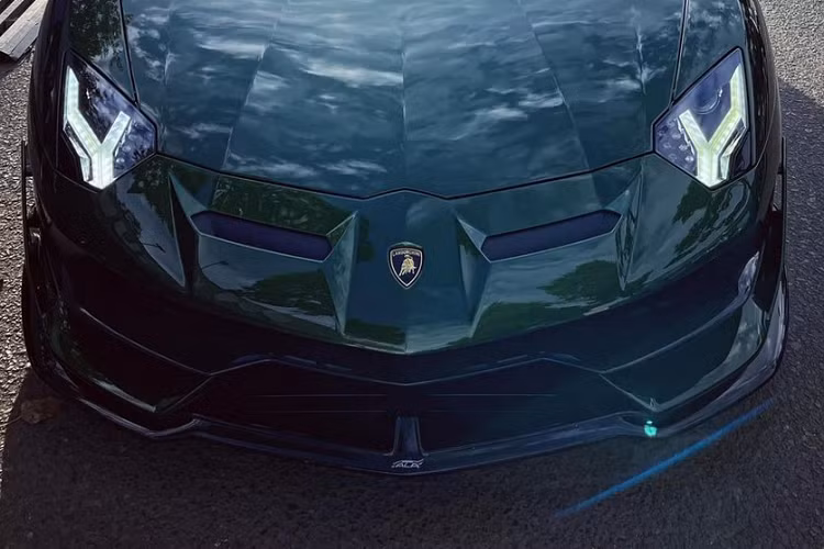 Chắc chắn là khác với 2 chiếc xe thể thao của Porsche, trải nghiệm trên siêu xe giới hạn Lamborghini Aventador SVJ mới mua, CEO chuỗi nhà thuốc lớn nhất Việt Nam phải thật cẩn thận vì siêu bò này nổi tiếng là 1 mẫu xe có sức mạnh đáng kinh ngạc.