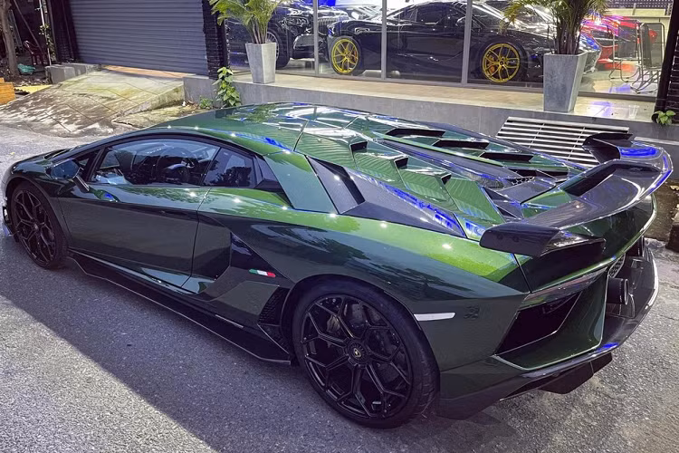 Hiện chưa rõ giá xe Lamborghini Aventador SVJ màu độc này, chỉ biết rằng phiên bản Coupe bán tại Mỹ hơn 12 tỷ đồng. Theo một số nguồn tin, giá xe Lamborghini Aventador SVJ bản giới hạn tại Việt Nam có mức dự kiến dao động trong khoảng trên 2,3 triệu USD (khoảng 53 tỷ đồng)