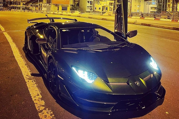 Trên toàn thế giới chỉ có 900 chiếc siêu xe Lamborghini Aventador SVJ được sản xuất giới hạn ra cho các khách hàng, trong đó, có 3 chiếc đã về nước theo đơn đặt hàng của các đại gia trong nước. Ngoài ra, còn có 63 chiếc xe Lamborghini Aventador SVJ63.