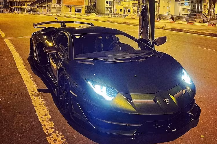 Trên toàn thế giới chỉ có 900 chiếc siêu xe Lamborghini Aventador SVJ được sản xuất giới hạn ra cho các khách hàng, trong đó, có 3 chiếc đã về nước theo đơn đặt hàng của các đại gia trong nước. Ngoài ra, còn có 63 chiếc xe Lamborghini Aventador SVJ63.