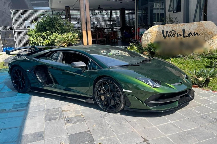 Trước đó, chiếc siêu xe Lamborghini Aventador SVJ này về nước là theo đơn đặt hàng của đại gia lan đột biến Củ Chi nhưng khi ra biển số cho xe, người này đã bán lại. Thông tin chúng tôi có được, chủ nhân mới của Aventador SVJ Coupe là 1 người Việt lai dòng máu Pháp và Mỹ đang sinh sống ở TP HCM.