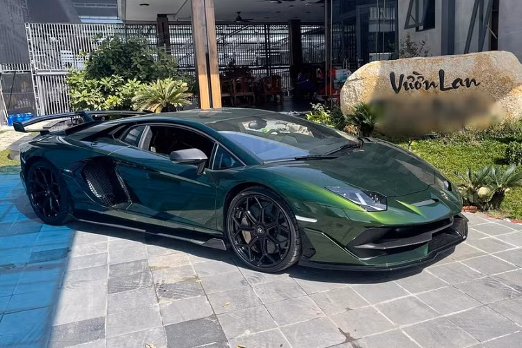 Trước đó, chiếc siêu xe Lamborghini Aventador SVJ này về nước là theo đơn đặt hàng của đại gia lan đột biến Củ Chi nhưng khi ra biển số cho xe, người này đã bán lại. Thông tin chúng tôi có được, chủ nhân mới của Aventador SVJ Coupe là 1 người Việt lai dòng máu Pháp và Mỹ đang sinh sống ở TP HCM.