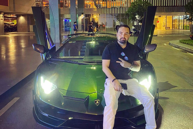 Câu chuyện về chiếc siêu xe Lamborghini phiên bản giới hạn Aventador SVJ màu xanh Verde Ermes độc nhất Việt Nam lại nóng trở lại mạng xã hội khi lộ diện chủ nhân mới của xe sau gần 3 tháng có mặt tại dải đất hình chữ S này. Khá bất ngờ là đại gia lan đột biến sau khi chờ nửa năm để nhận Lamborghini Aventador SVJ màu độc đã nhanh chóng bán lại khi ra biển số cho xe. Hiện siêu bò này đã về tay 1 doanh nhân khá nổi tiếng khi là CEO của chuỗi nhà thuốc bán lẻ lớn nhất Việt Nam.
