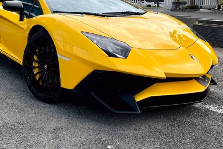 Chiếc siêu xe hàng hiếm Lamborghini Aventador SV Coupe được rao bán có ngoại thất sơn màu vàng nổi bật, ngoài ra xe còn có nhiều chi tiết carbon nhám ở ngoại thất. Xe sở hữu bộ mâm đa chấu kép sơn đen cùng kẹp phanh màu vàng nổi bật. Bước vào bên trong khoang lái xe giới hạn Lamborghini Aventador SV Coupe có nội thất bọc da Alcantara cùng các điểm nhấn như chỉ may, hay đường sọc và chữ Y hoàn thành với tông màu vàng. Nội thất xe còn có nhiều chi tiết carbon bóng và nhám.