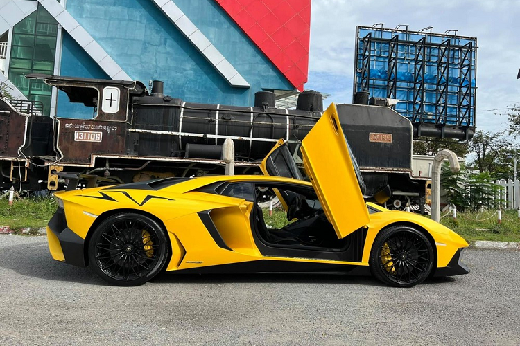 Chỉ có 600 chiếc siêu xe Lamborghini Aventador SV Coupe được sản xuất trên toàn thế giới và hiện tại, các đại gia Việt chỉ sở hữu duy nhất một chiếc do Minh "Nhựa" mang về nước và sau đó đã bán lại. Nếu đưa chiếc xe Lamborghini Aventador SV Coupe đang rao bán này về dải đất hình chữ S, đây có thể xem là sự cân bằng giữa bản Coupe và mui trần của dòng xe Lamborghini Aventador SV tại Việt Nam. Hiện đã có đến 2 chiếc bản giới hạn xuất hiện trong nước.