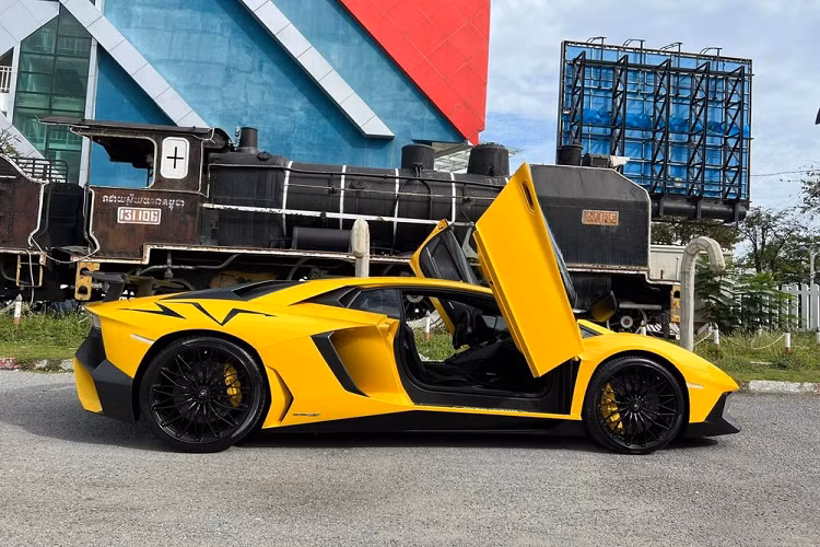 Chỉ có 600 chiếc siêu xe Lamborghini Aventador SV Coupe được sản xuất trên toàn thế giới và hiện tại, các đại gia Việt chỉ sở hữu duy nhất một chiếc do Minh "Nhựa" mang về nước và sau đó đã bán lại. Nếu đưa chiếc xe Lamborghini Aventador SV Coupe đang rao bán này về dải đất hình chữ S, đây có thể xem là sự cân bằng giữa bản Coupe và mui trần của dòng xe Lamborghini Aventador SV tại Việt Nam. Hiện đã có đến 2 chiếc bản giới hạn xuất hiện trong nước.