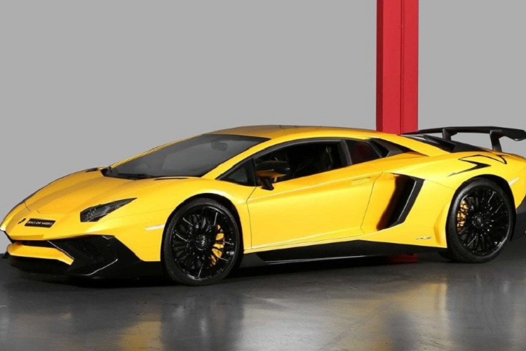 So với Lamborghini Aventador LP700-4 tiêu chuẩn, phiên bản Lamborghini Aventador SV gây ấn tượng mạnh với thiết kế góc cạnh, đầu tiên là việc hốc gió trước của xe được mở rộng ra và xử lý với các nét cắt dữ dằn mang đến phần đầu xe hầm hố. Không ít người nhận xét rằng Lamborghini Aventador SV ngầu hơn so với các phiên bản Aventador còn lại bao gồm cả đàn em Lamborghini Aventador SVJ sau này.