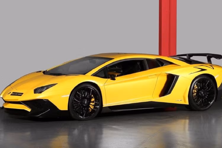 So với Lamborghini Aventador LP700-4 tiêu chuẩn, phiên bản Lamborghini Aventador SV gây ấn tượng mạnh với thiết kế góc cạnh, đầu tiên là việc hốc gió trước của xe được mở rộng ra và xử lý với các nét cắt dữ dằn mang đến phần đầu xe hầm hố. Không ít người nhận xét rằng Lamborghini Aventador SV ngầu hơn so với các phiên bản Aventador còn lại bao gồm cả đàn em Lamborghini Aventador SVJ sau này.
