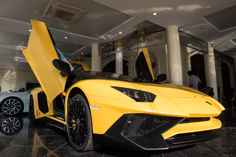 Phiên bản xe Lamborghini Aventador SV còn có hốc gió bên hông mới, cửa xe làm lại cá tính và nẹp sườn góc cạnh, thể thao hơn bản tiêu chuẩn. Lamborghini Aventador SV có thêm logo SV trên vòm bánh xe sau nhưng đây là tùy chọn, tiếp đến là trước bánh xe sau có ký hiệu LP750-4 SV.