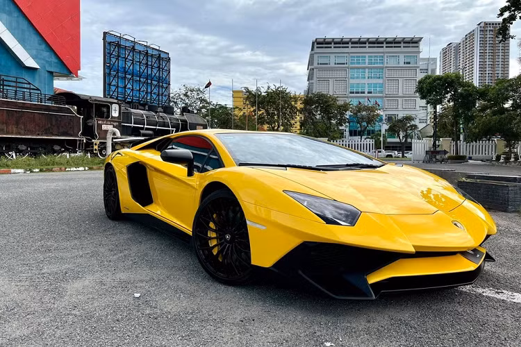 Siêu xe hàng hiếm Lamborghini Aventador SV Coupe có thời gian tăng tốc từ vị trí xuất phát lên 100 km/h nhanh hơn bản tiêu chuẩn 0,1 giây khi chỉ mất thời gian 2,8 giây trước khi đạt tốc độ tối đa 350 km/h.