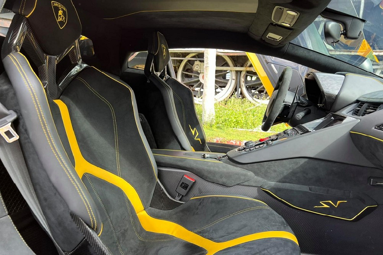 Thông tin rao bán chiếc xe Lamborghini Aventador SV Coupe cho thấy, siêu xe giới hạn này đã chạy được quãng đường dài hơn 4.000 km, xe có mức giá bán hơn 600.000 đô la, tương đương hơn 13,5 tỷ đồng cho các đại gia trong nước trải ngiệm.
