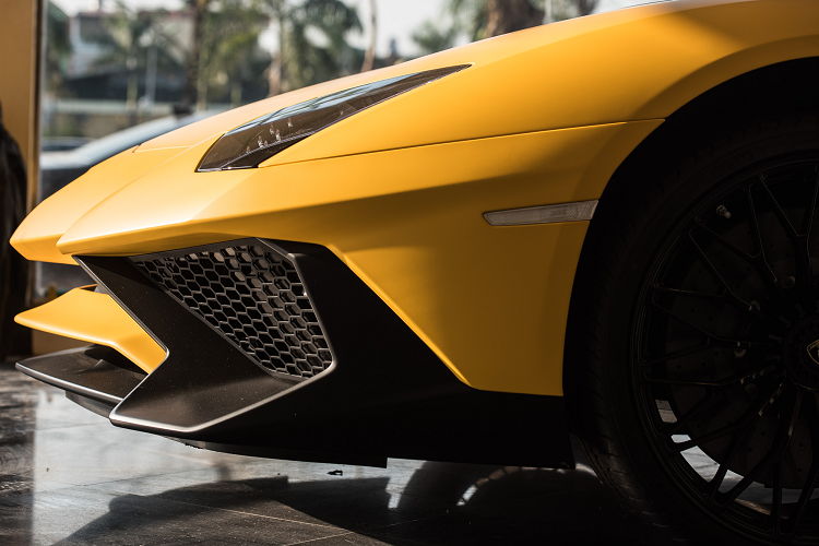 Không chỉ thay đổi diện mạo ở ngoại thất, Lamborghini còn "thông nòng" khối động cơ V12, dung tích 6,5 lít từ bản tiêu chuẩn khi lắp trên siêu xe hàng hiếm Aventador LP750-4 SV nhằm giúp xe có công suất tối đa 739 mã lực, cao hơn 50 mã lực so với bản Aventador LP700-4 nhưng mô-men xoắn cực đại vẫn là 690 Nm.