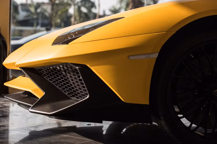 Không chỉ thay đổi diện mạo ở ngoại thất, Lamborghini còn "thông nòng" khối động cơ V12, dung tích 6,5 lít từ bản tiêu chuẩn khi lắp trên siêu xe hàng hiếm Aventador LP750-4 SV nhằm giúp xe có công suất tối đa 739 mã lực, cao hơn 50 mã lực so với bản Aventador LP700-4 nhưng mô-men xoắn cực đại vẫn là 690 Nm.