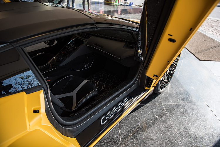 Phần đuôi xe Lamborghini Aventador SV gây ấn tượng mạnh với khuếch tán thể thao, lưới tản nhiệt làm mới và quan trọng nhất là 2 chi tiết bao gồm ống xả khác biệt cũng như cánh gió đuôi cố định bằng carbon nhám và ốp hốc gió động cơ cũng là carbon.