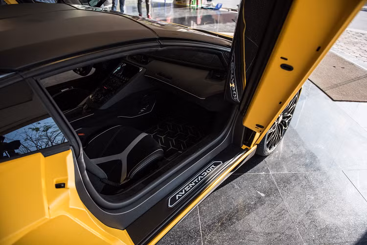 Phần đuôi xe Lamborghini Aventador SV gây ấn tượng mạnh với khuếch tán thể thao, lưới tản nhiệt làm mới và quan trọng nhất là 2 chi tiết bao gồm ống xả khác biệt cũng như cánh gió đuôi cố định bằng carbon nhám và ốp hốc gió động cơ cũng là carbon.