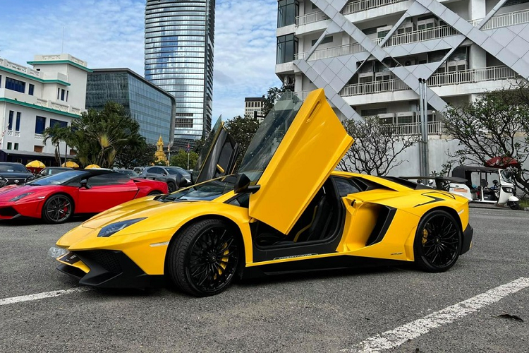 Tin tức chúng tôi có được, đây là một chiếc xe Lamborghini Aventador SV bản Coupe và được một người chuyên nhập khẩu siêu xe về Việt Nam đang để ở showroom nước bạn Campuchia, cũng là đại bản doanh của đại gia này đang cung cấp rất nhiều mẫu xe hot cũng như siêu xe có tuổi đời hơn 20 năm