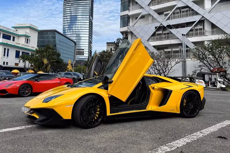 Tin tức chúng tôi có được, đây là một chiếc xe Lamborghini Aventador SV bản Coupe và được một người chuyên nhập khẩu siêu xe về Việt Nam đang để ở showroom nước bạn Campuchia, cũng là đại bản doanh của đại gia này đang cung cấp rất nhiều mẫu xe hot cũng như siêu xe có tuổi đời hơn 20 năm