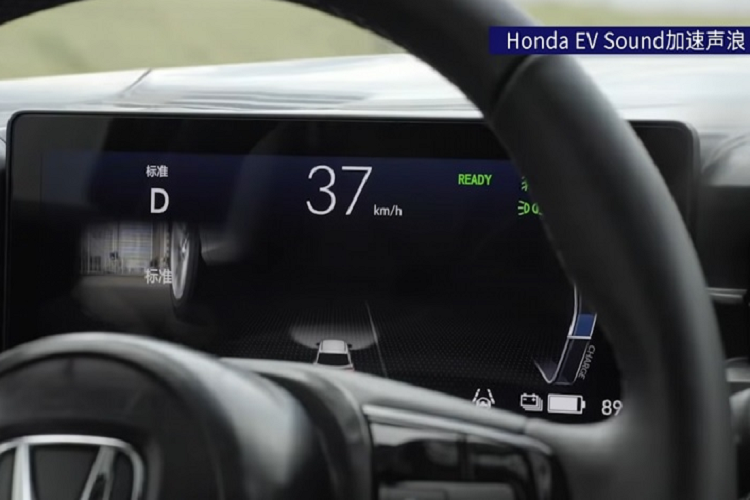 Honda e:NS1 và e:NP1 có một hệ thống đèn báo độc đáo gọi là “Heartbeat Interactive Light” tạo ra các hiệu ứng ánh sáng khác nhau khi xe được cắm sạc. Một số tính năng nổi bật khác bao gồm hệ thống khử tiếng ồn chủ động giúp khoang cabin yên tĩnh hơn, chế độ lái Sport và Honda EV Sound.