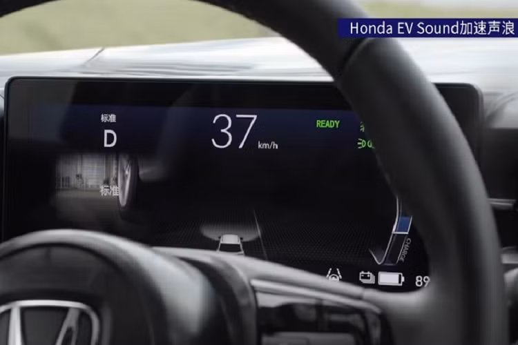 Honda e:NS1 và e:NP1 có một hệ thống đèn báo độc đáo gọi là “Heartbeat Interactive Light” tạo ra các hiệu ứng ánh sáng khác nhau khi xe được cắm sạc. Một số tính năng nổi bật khác bao gồm hệ thống khử tiếng ồn chủ động giúp khoang cabin yên tĩnh hơn, chế độ lái Sport và Honda EV Sound.