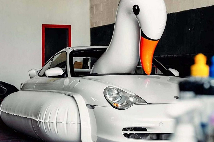 Trong năm ngoái, một nghệ sĩ kỹ thuật số có tên Chris Labrooy đã khiến các fan hâm mộ thương hiệu Porsche vô cùng thích thú khi tạo ra những chiếc Porsche 911 chim hồng hạc. 