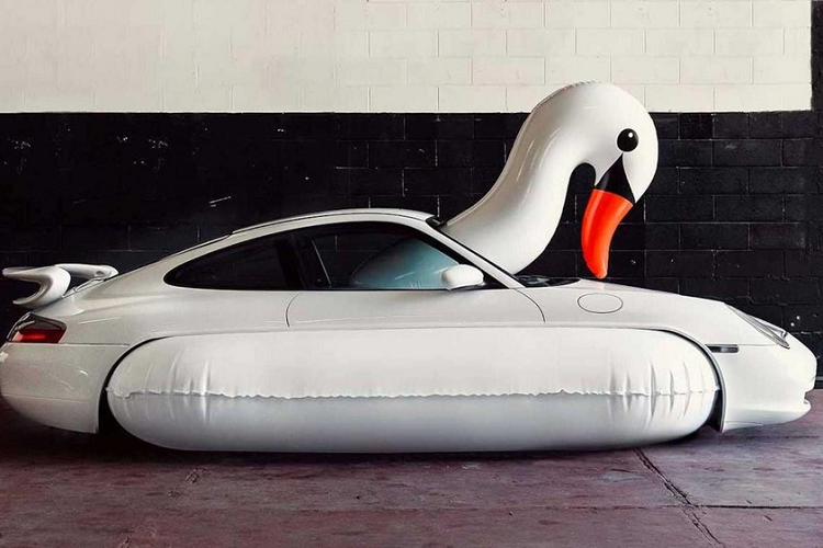 Để kỷ niệm 20 năm thành lập đại lý Porsche tại Trung Quốc, thương hiệu Đức đã chế tạo ra chiếc xe nghệ thuật kỳ dị mà thú vị. Theo Porsche, chiếc xe Porsche 911 thiên nga nghệ thuật này là để bày tỏ lòng tri ân đối với chiếc Porsche đầu tiên được bán tại Trung Quốc.