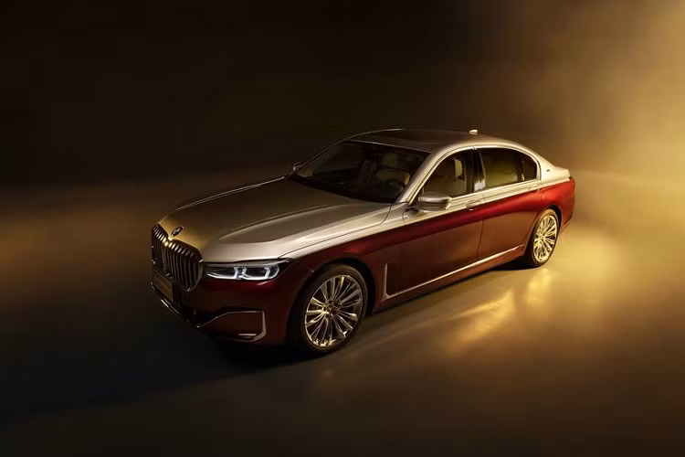 Trong khuôn khổ sự kiện triển lãm ôtô Thượng Hải đang diễn ra, sản phẩm nổi bật nhất trong gian hàng của BMW chính là cái tên 760Li Shining Shadow. Phiên bản BMW 760Li siêu sang đặc biệt này sẽ chỉ được chế tạo đúng 25 chiếc và dành riêng cho các đại gia Trung Quốc.