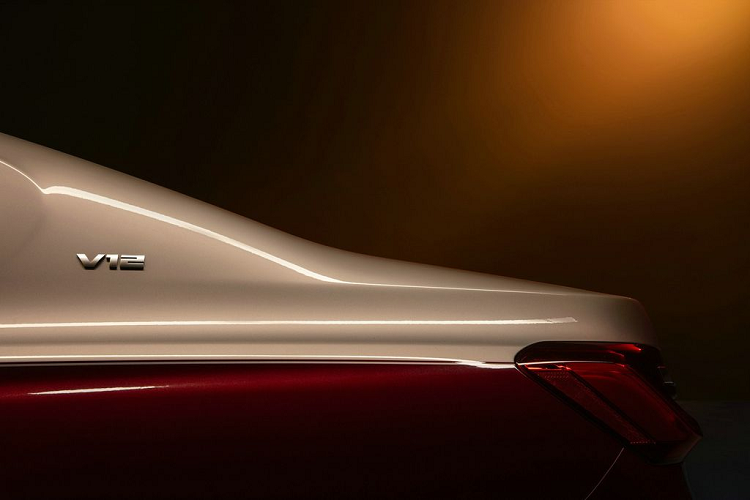 Xe có sẵn cấu hình 4 chỗ ngồi với hàng ghế sau chuẩn thương gia kèm các chức năng từ massage, sưởi/làm mát hay bàn làm việc và hệ thống giải trí riêng...