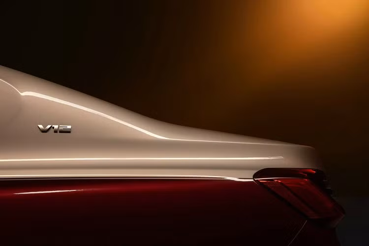 Xe có sẵn cấu hình 4 chỗ ngồi với hàng ghế sau chuẩn thương gia kèm các chức năng từ massage, sưởi/làm mát hay bàn làm việc và hệ thống giải trí riêng...