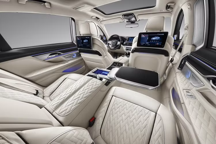 Đối với khoang cabin, BMW 760Li Shining Shadow được bao phủ bởi da Merino màu trắng cao cấp, kết hợp cùng những đường chỉ khâu kim cương đẹp mắt và ốp gỗ đen tự nhiên.